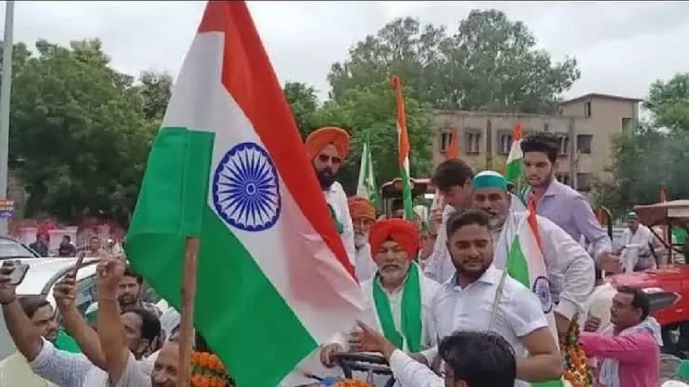 मुजफ्फरनगर में किसान यूनियन ने निकाली ट्रैक्टर तिरंगा यात्रा, राकेश टिकैत बोले- ये सरकार के खिलाफ मुक्ति अभियान