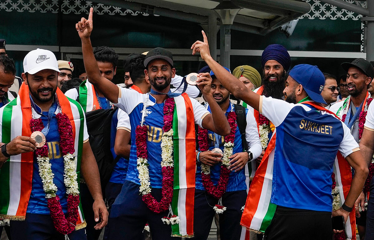 पेरिस ओलंपिक से कांस्य जीतकर स्वदेश लौटी भारतीय हॉकी टीम, एयरपोर्ट पर हुआ भव्य स्वागत 