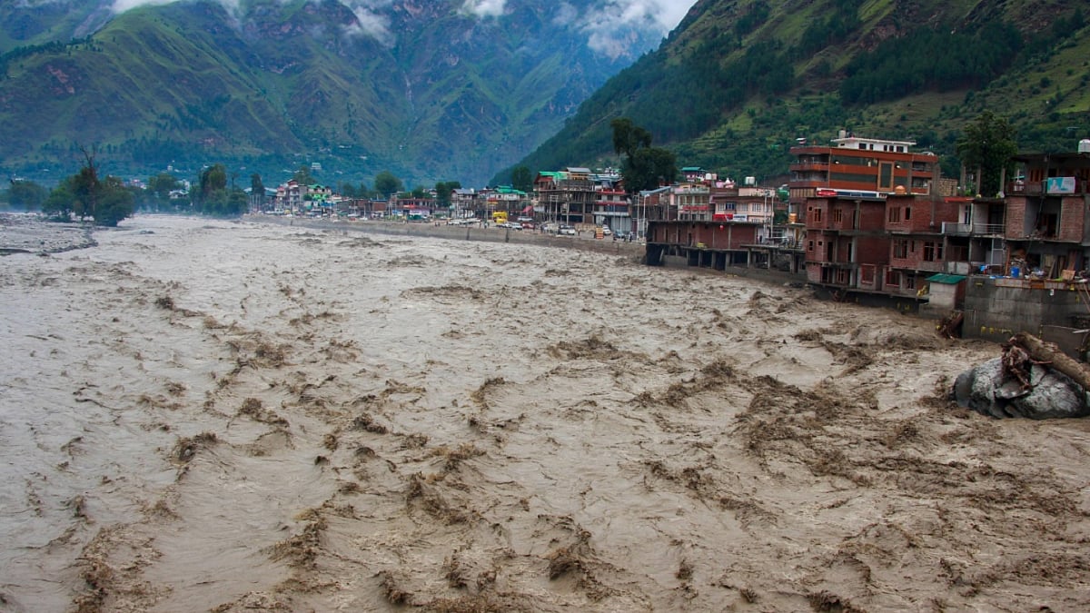 हिमाचल में भारी बारिश-भूस्खलन से भीषण तबाही, अब तक 100 से ज्यादा की मौत, 288 सड़कें बंद, राज्य को 842 करोड़ का नुकसान