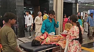 दिल्ली के कई सरकारी अस्पतालों में डॉक्टर हड़ताल पर, मरीजों की लंबी कतारें, लोग हुए परेशान