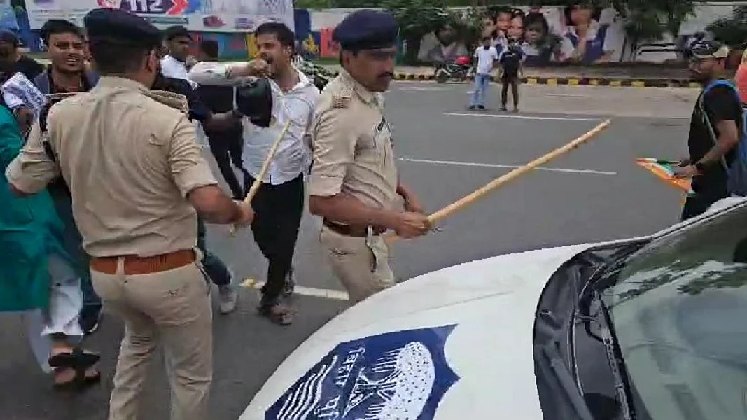 बिहारः पटना में 'वन कैंडिडेट-वन रिजल्ट' की मांग को लेकर जबरदस्त प्रदर्शन, पुलिस ने भांजी लाठियां
