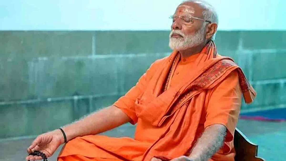 ध्यान लगाते पीएम मोदी
