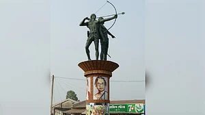 बांग्लादेश में उपद्रवियों ने सिद्धो-कान्हू की प्रतिमा ध्वस्त की