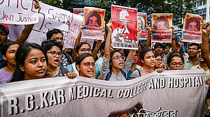 कोलकाता रेप-मर्डर केस: आरजी कर अस्पताल में हिंसा के बाद बड़ा फेरबदल, 10 डॉक्टर्स और 190 नर्सिंग स्टाफ का ट्रांसफर