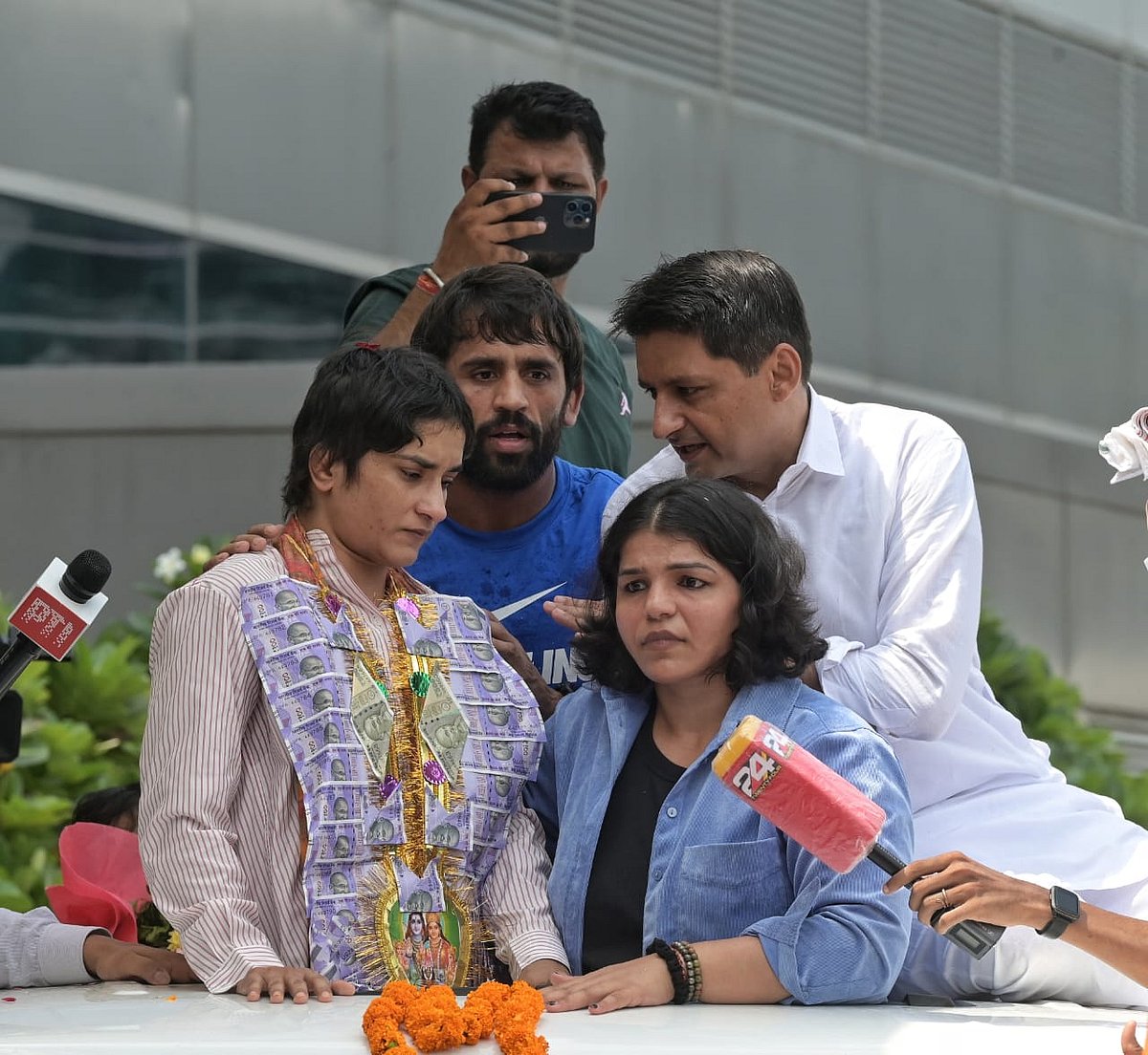 विनेश के स्वागत के लिए हवाई अड्डे पर साक्षी मलिक, दीपेंद्र हुड्डा और बजरंग पूनिया समेत कई लोग मौजूद थे।