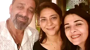 संजय दत्त ने रक्षाबंधन पर अपनी बहन प्रिया और नम्रता के साथ तस्वीरें की साझा, कहा- मेरा लगातार साथ देने के लिए धन्यवाद