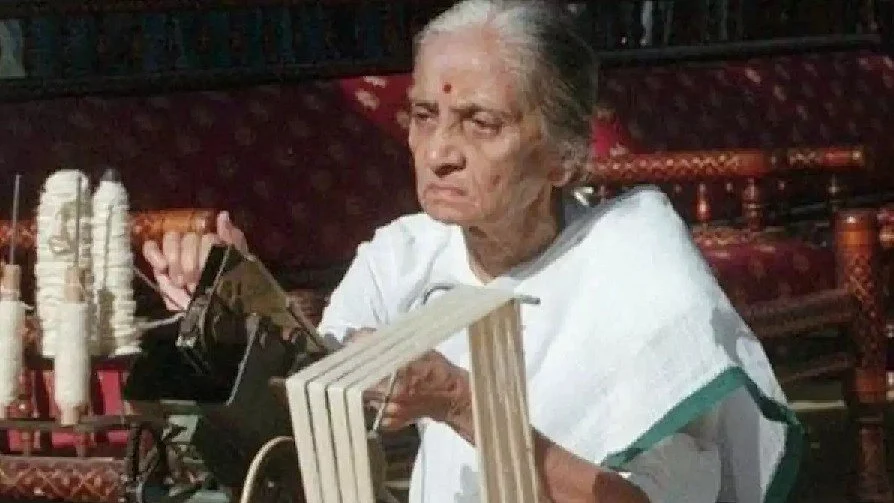 ऊषा मेहता की पुरानी  फोटो