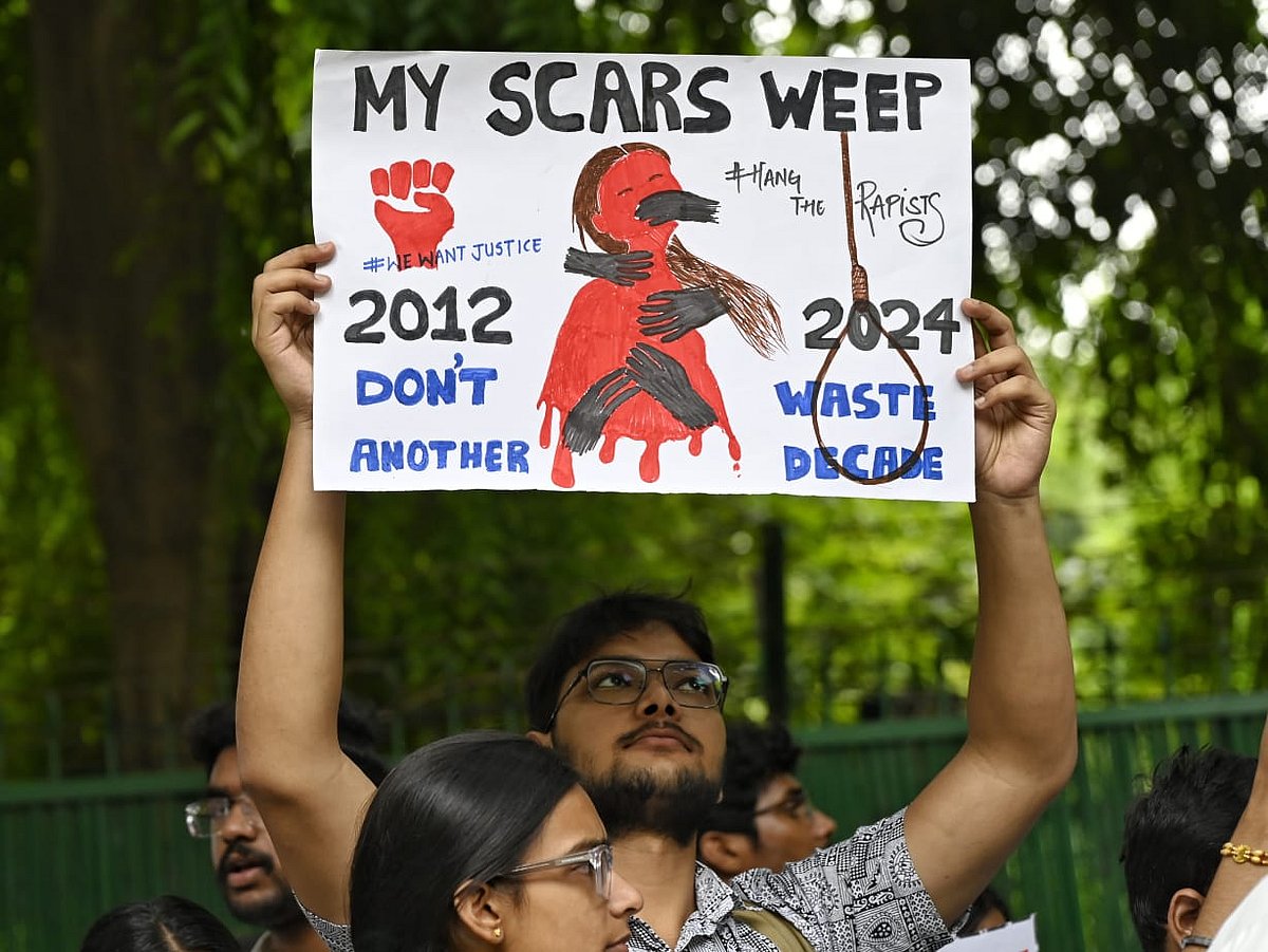 एम्स, सफदरजंग, आरएमएल, लेडी हार्डिंग मेडिकल कॉलेज (एलएचएमसी), लोकनायक, जीबी पंत सहित सभी बड़े अस्पतालों में रेजिडेंट डॉक्टरों की अनिश्चितकालीन हड़ताल जारी है।