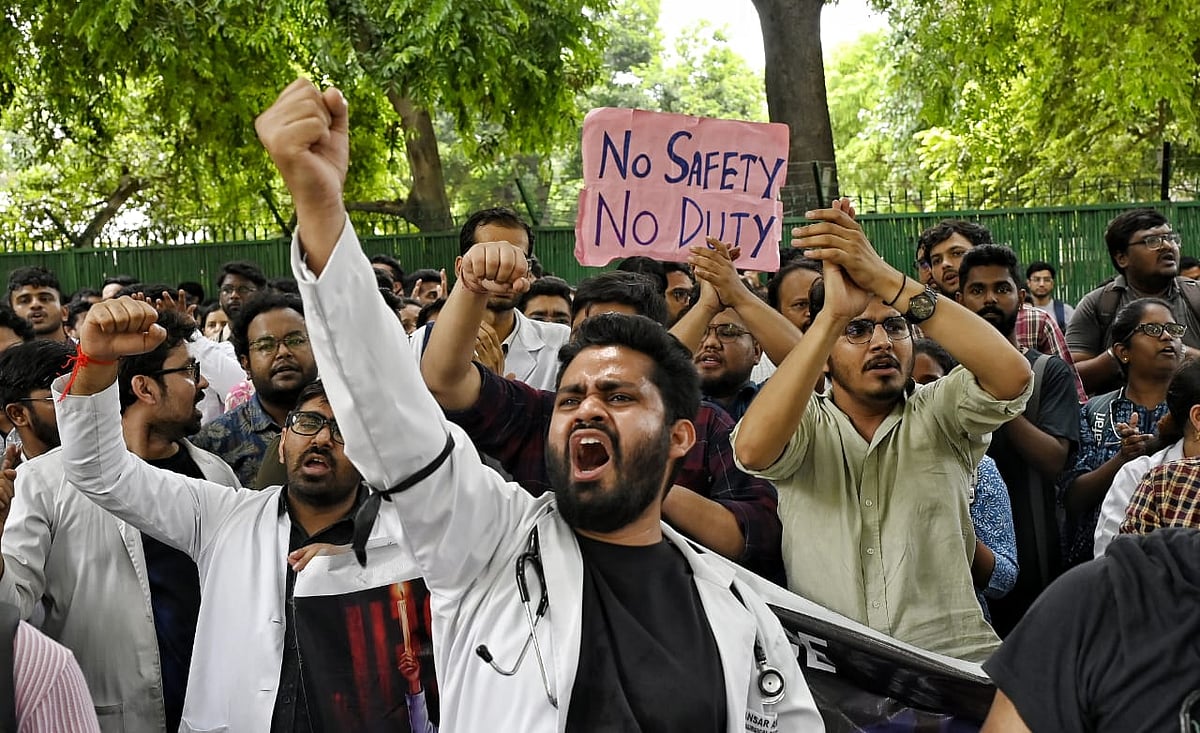 नो सेफ्टी नो ड्यूटी के नारों के साथ दिल्ली के निर्माण भवन के बाहर डॉक्टरों ने प्रदर्शन किया