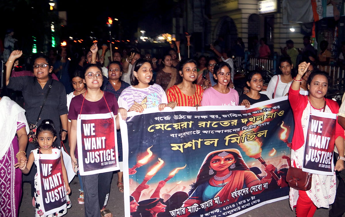 कोलकाता डॉक्टर बलात्कार-हत्या: बंगाल में फिर सड़कों पर उतरीं सैकड़ों महिलाएं, न्याय की मांग की
