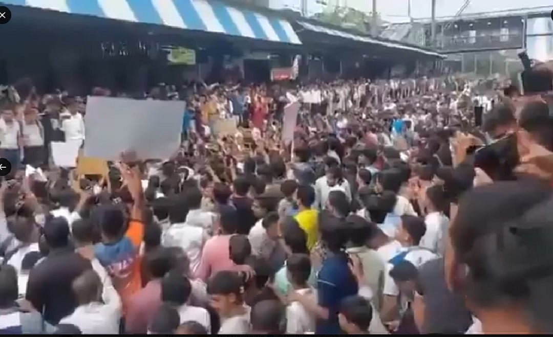 महाराष्ट्रः बदलापुर में बच्चियों से यौन उत्पीड़न पर बवाल, प्रदर्शनकारियों ने रोकी ट्रेनें, स्कूल में तोड़फोड़