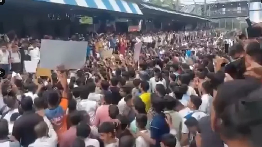 बदलापुर में बच्चियों से यौन उत्पीड़न पर बवाल, प्रदर्शनकारियों ने रोकी ट्रेनें, स्कूल का किया घेराव