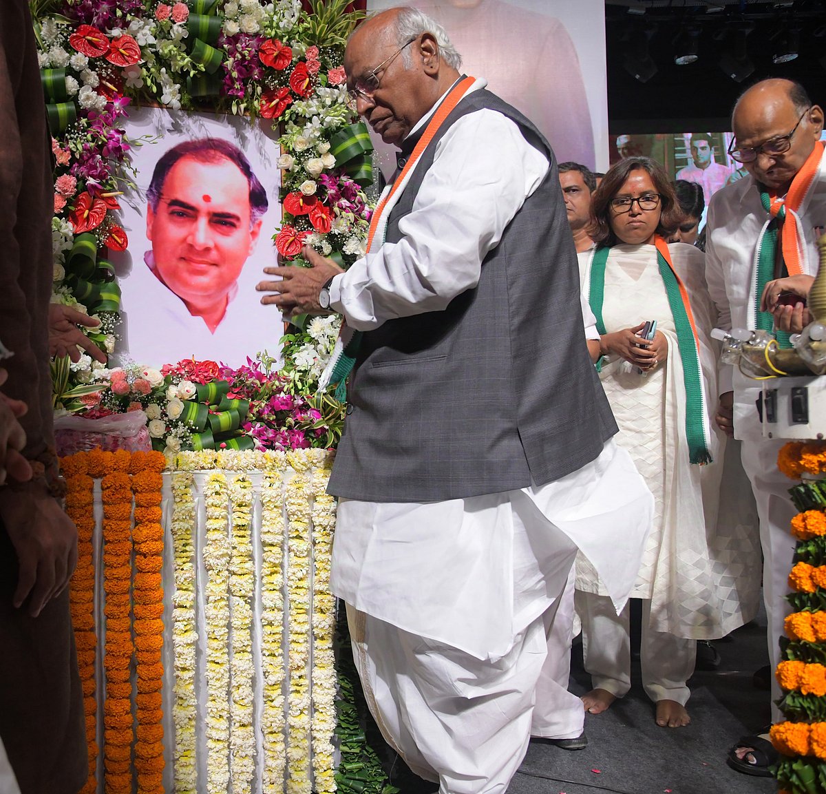 कांग्रेस अध्यक्ष ने कहा कि मोदी अल्पमत सरकार चला रहे हैं।