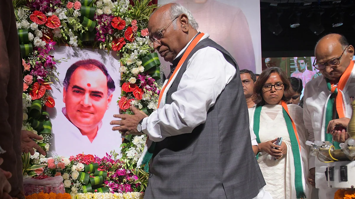 कांग्रेस अध्यक्ष ने कहा कि मोदी अल्पमत सरकार चला रहे हैं।