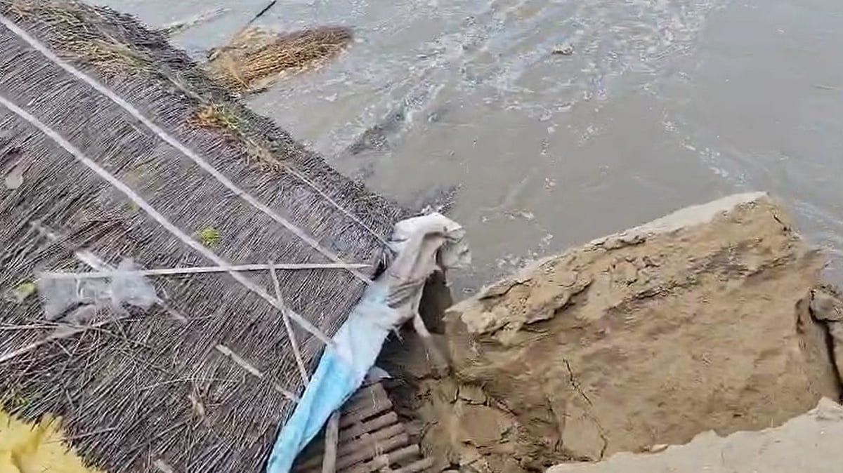 बिहार के भागलपुर में तटबंध टूटा, गोपालपुर के कई गांवों में घुसा गंगा का पानी, लोगों ने ऊंची जगहों पर ली शरण