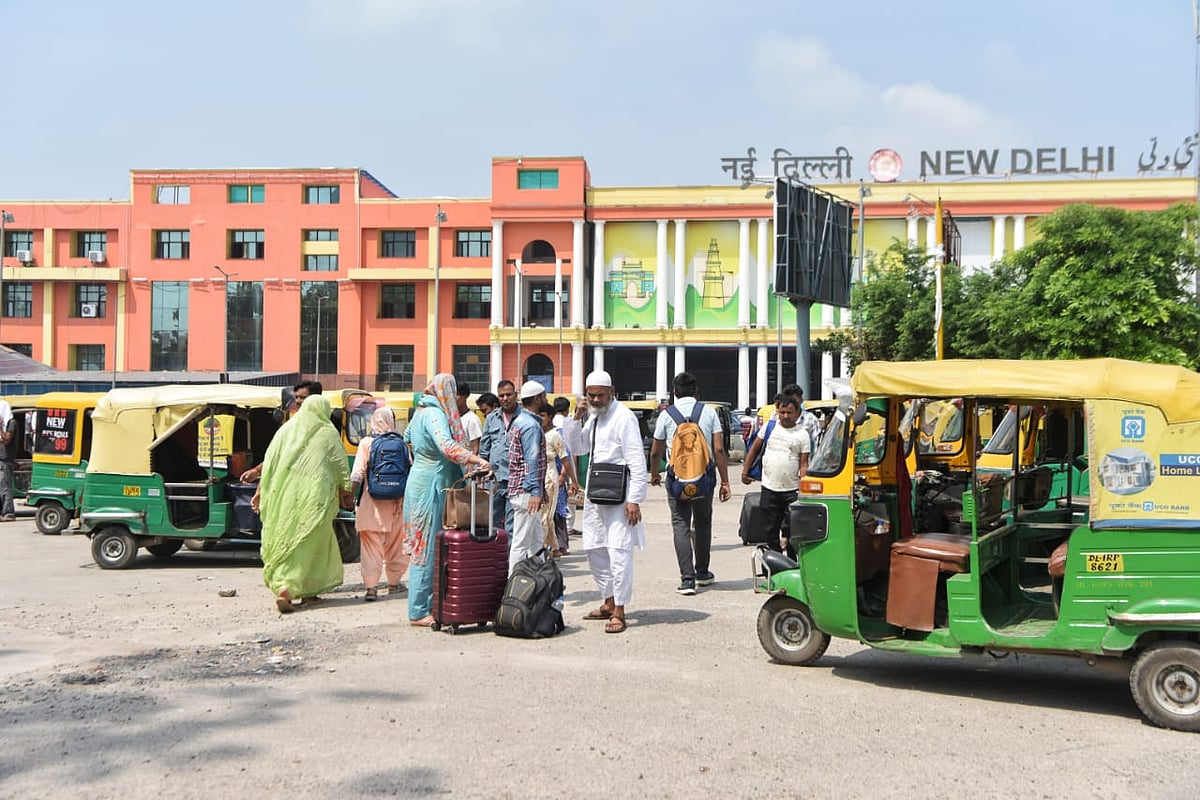 दिल्ली-एनसीआर में दूसरे दिन भी टैक्सी-ऑटो की हड़ताल, रेलवे स्टेशनों और बस अड्डों के बाहर परेशान दिखे लोग
