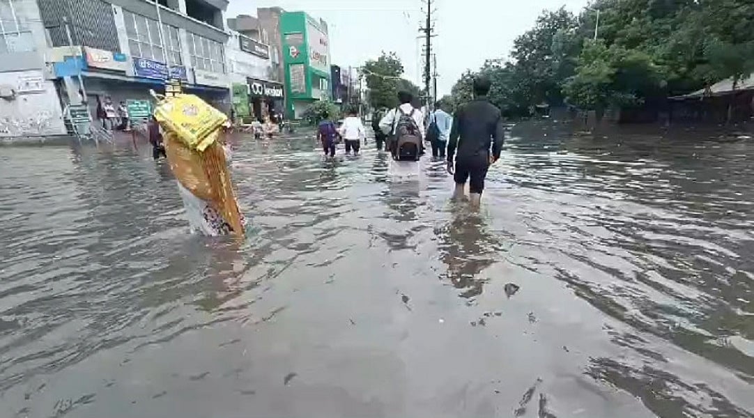 जन्माष्टमी से पहले तालाब में तब्दील हुआ मथुरा, बारिश से सड़कों से गलियों तक में भरा पानी, लोग परेशान