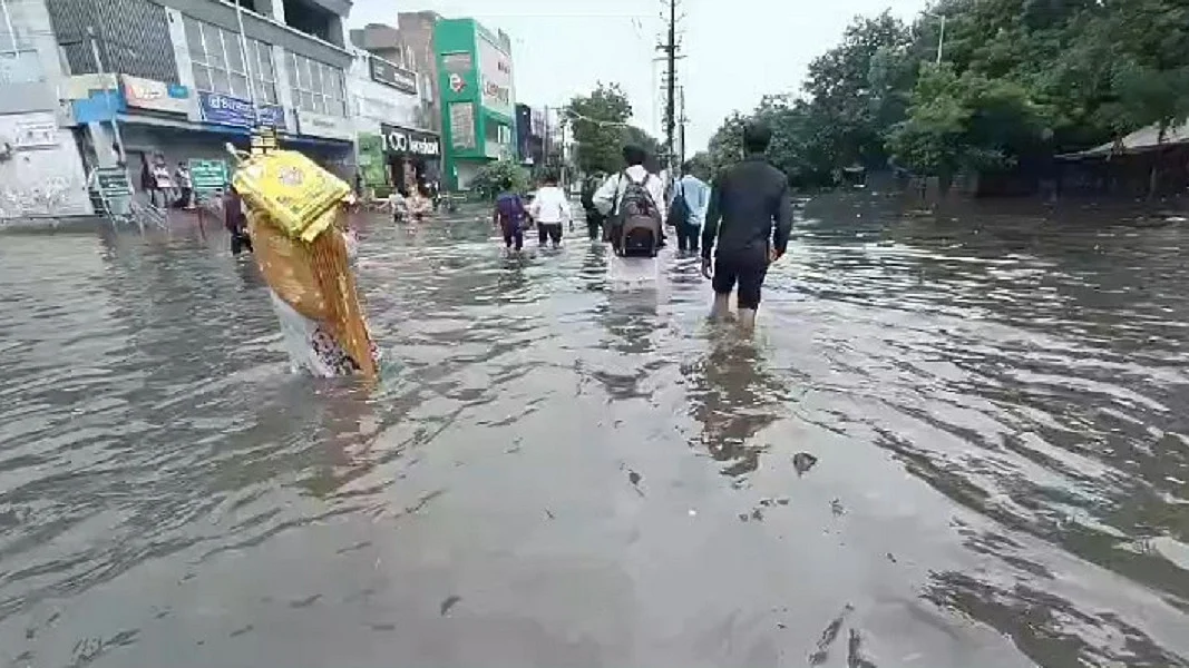 जन्माष्टमी से पहले तालाब में तब्दील हुआ मथुरा, बारिश से सड़कों से गलियों तक में भरा पानी, लोग परेशान