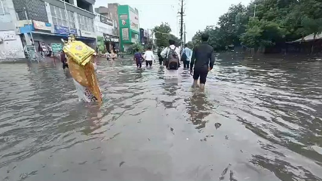 जन्माष्टमी से पहले तालाब में तब्दील हुआ मथुरा, बारिश से सड़कों से गलियों तक में भरा पानी, लोग परेशान