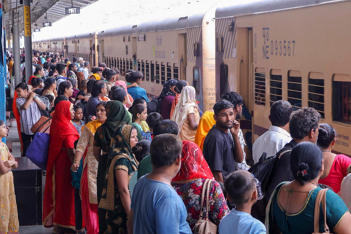 मथुरा: जन्माष्टमी से पहले बांकेबिहारी मंदिर के प्रबंधन की अपील, कहा- मंदिर में छोटे बच्चों, वृद्धों को नहीं लाएं