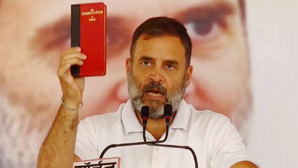 राहुल गांधी ने कहा कि फडणवीस ने बाबासाहेब का अपमान किया है।