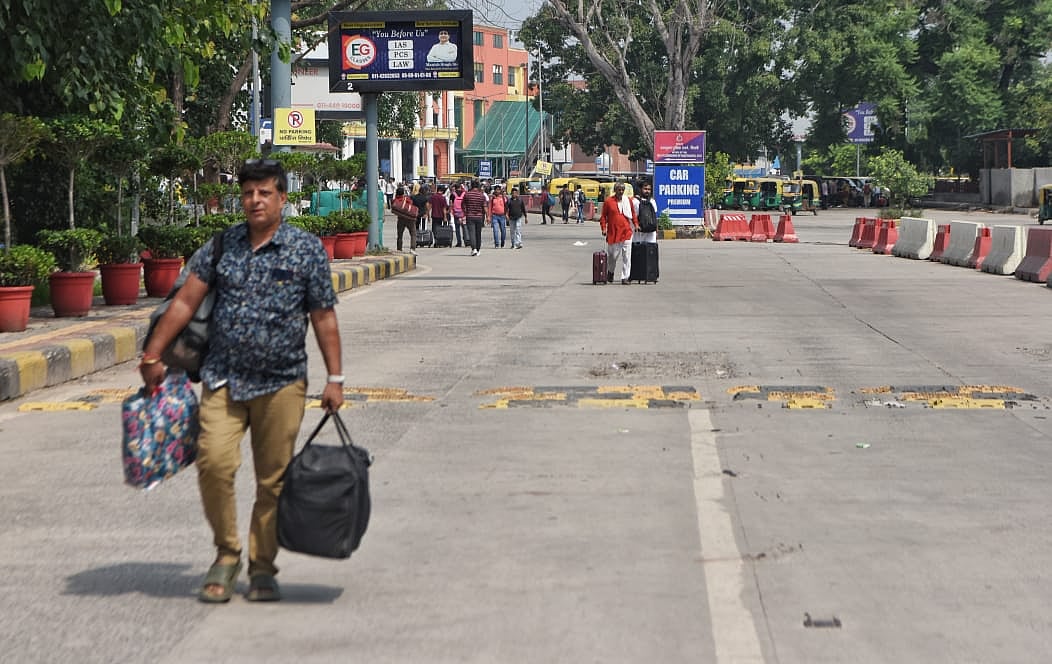 दिल्ली-एनसीआर में दूसरे दिन भी टैक्सी-ऑटो की हड़ताल, रेलवे स्टेशनों और बस अड्डों के बाहर परेशान दिखे लोग