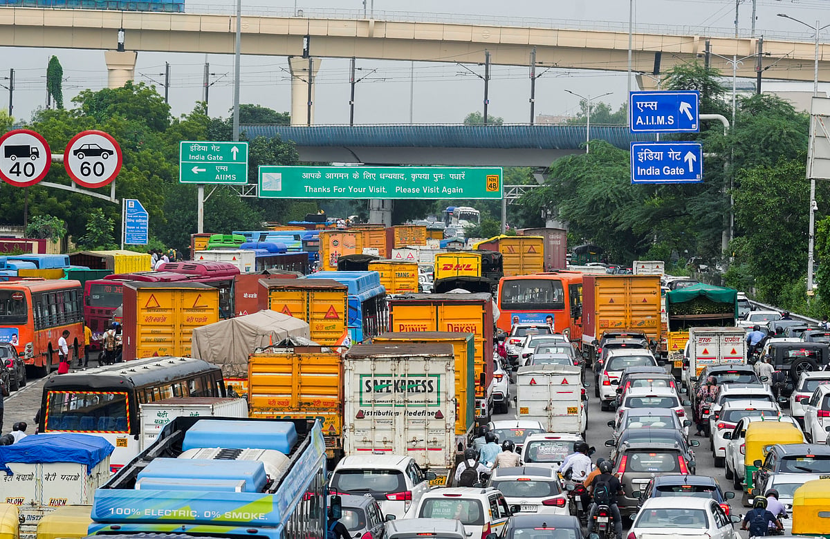 दिल्ली में बारिश के बाद जलभराव से यातायात प्रभावित, सड़कों पर रेंगते नजर आए वाहन