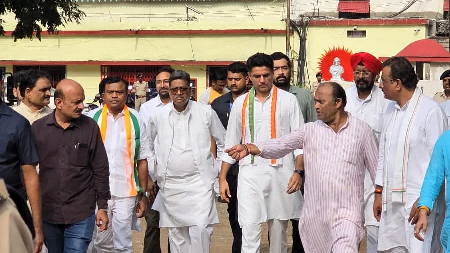 कांग्रेस विधायक से मिले सचिन पायलट