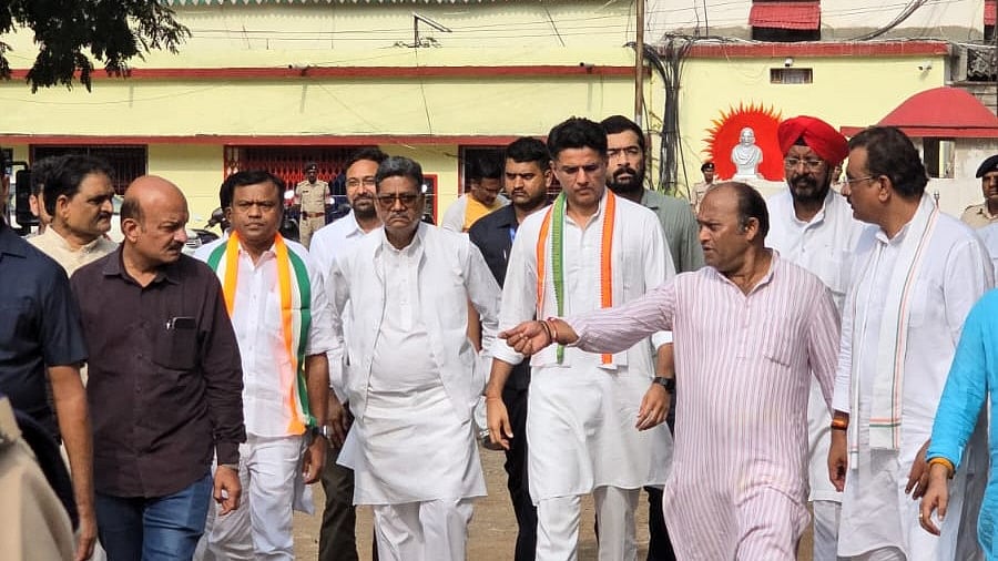 कांग्रेस विधायक से मिले सचिन पायलट