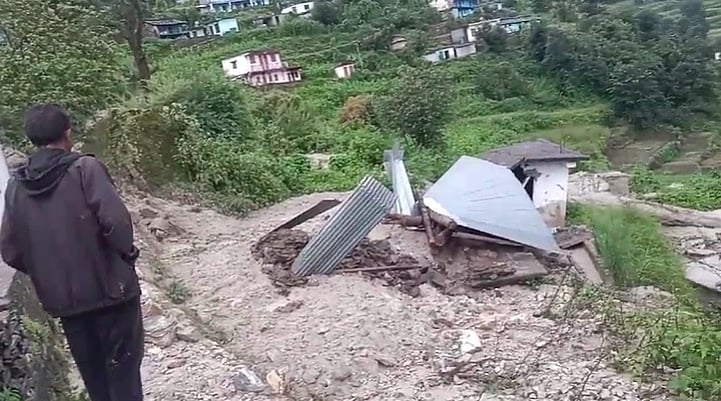 उत्तराखंड: जोशीमठ में भारी बारिश के बाद पगनो गांव में भूस्खलन, लोग परेशान, घर छोड़ने को हुए मजबूर