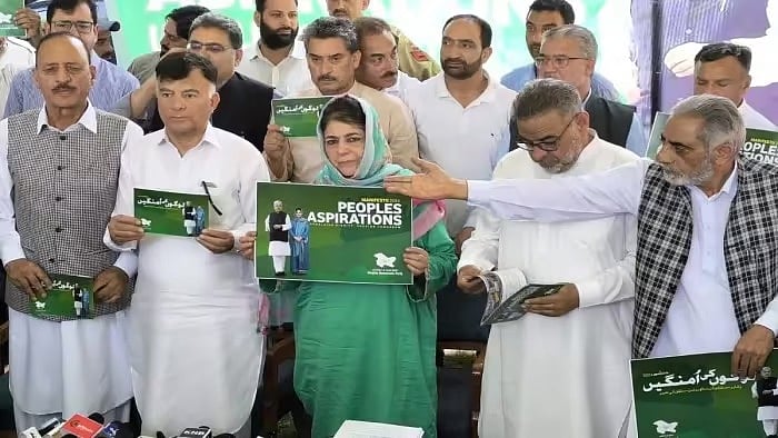 PDP घोषणापत्र: 200 यूनिट बिजली फ्री से लेकर 12 सिलेंडर तक, जानें महबूबा मुफ्ती ने किए और कौन से बड़े वादे 
