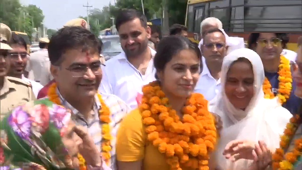 मनु भाकर का झज्जर पहुंचने पर जोरदार स्वागत, शादी के सवाल से शरमाई और बोलीं...