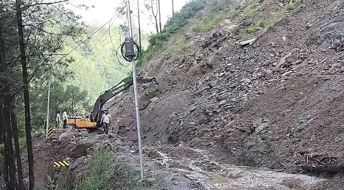 उत्तराखंड में भारी बारिश का कहर, बद्रीनाथ NH पागल नाला से नंदप्रयाग तक बाधित, बड़ी संख्या में लोग फंसे