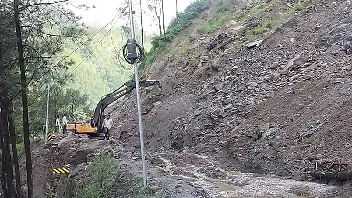 उत्तराखंड में भारी बारिश का कहर, बद्रीनाथ NH पागल नाला से नंदप्रयाग तक बाधित, बड़ी संख्या में लोग फंसे