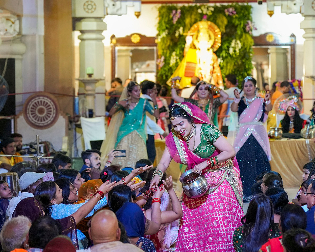 दिल्ली: जन्माष्टमी के अवसर पर मंदिरों में श्रद्धालुओं की भीड़ उमड़ी, सुबह से ही भक्तों का लगा रहा तांता 