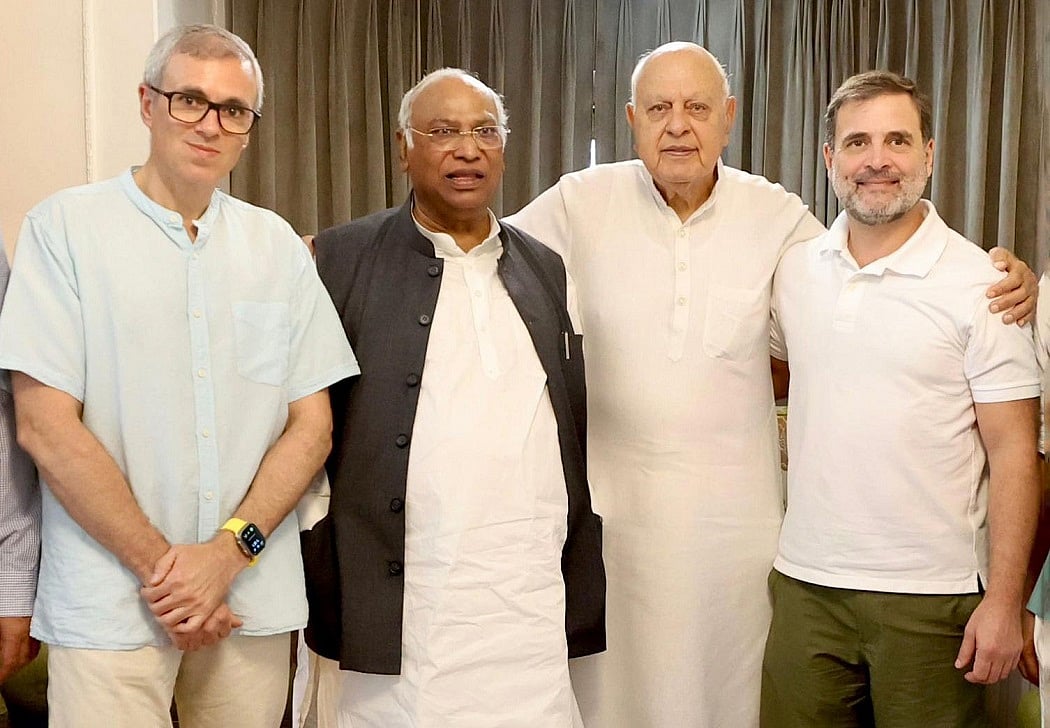 जम्मू-कश्मीरः 49 सीट के साथ नेशनल कांफ्रेंस-कांग्रेस गठबंधन को मिला बहुमत, BJP की 29 पर जीत, PDP 3 पर सिमटी