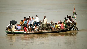बिहार में बारिश के बाद बाढ़ का तांड़व, गंगा और कोसी उफनाई, आज कई स्कूल बाढ़ के कारण बंद