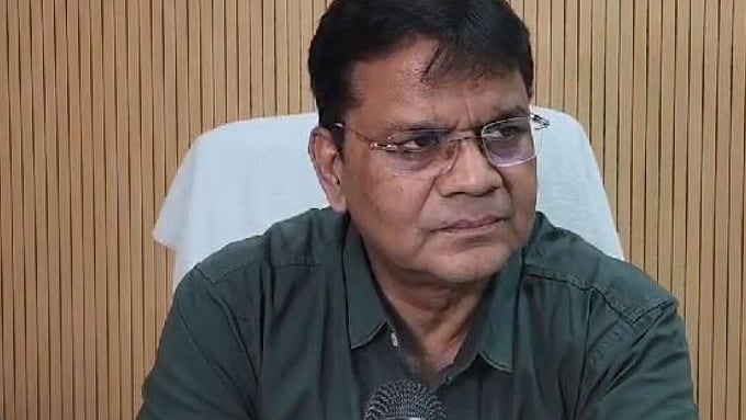 बीएचयू के माइक्रोबायोलॉजी विभाग के डॉक्टर गोपाल नाथ