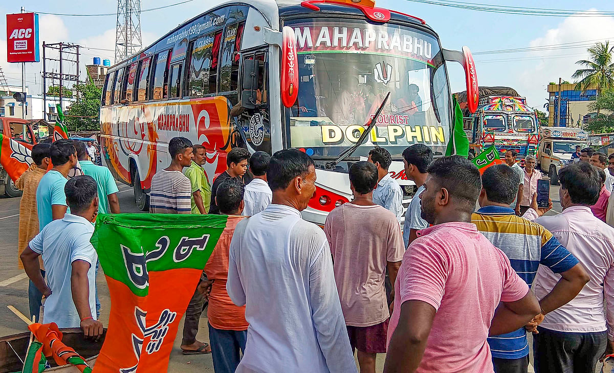 हिंसा की छिटपुट घटनाओं के बीच पश्चिम बंगाल में BJP के बंद का मिला-जुला असर रहा, देखें तस्वीरें