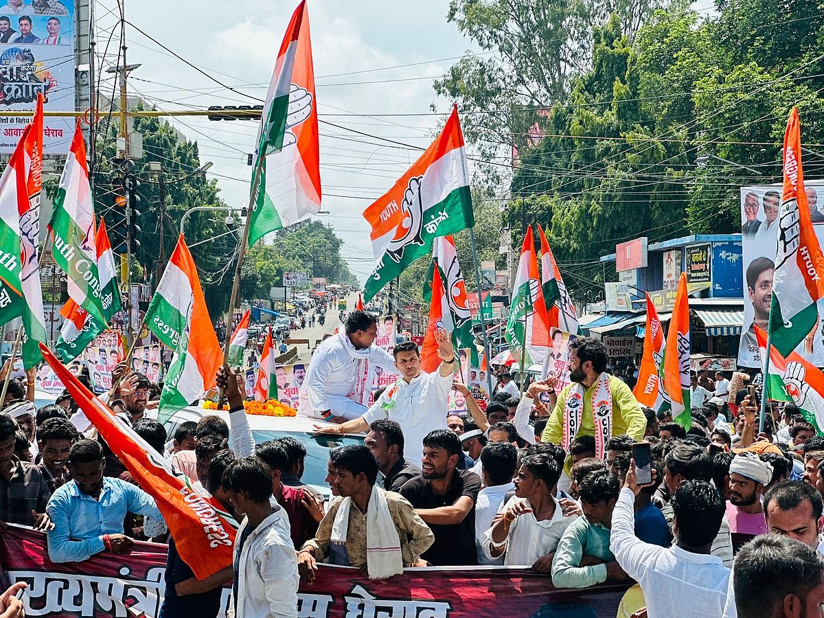 मध्य प्रदेश: भोपाल में CM आवास घेरने जा रहे कांग्रेस कार्यकर्ताओं पर की पानी की बौछार, आंसू गैस छोड़े