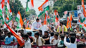 मध्य प्रदेश: भोपाल में CM आवास घेरने जा रहे कांग्रेस कार्यकर्ताओं पर की पानी की बौछार, आंसू गैस छोड़े