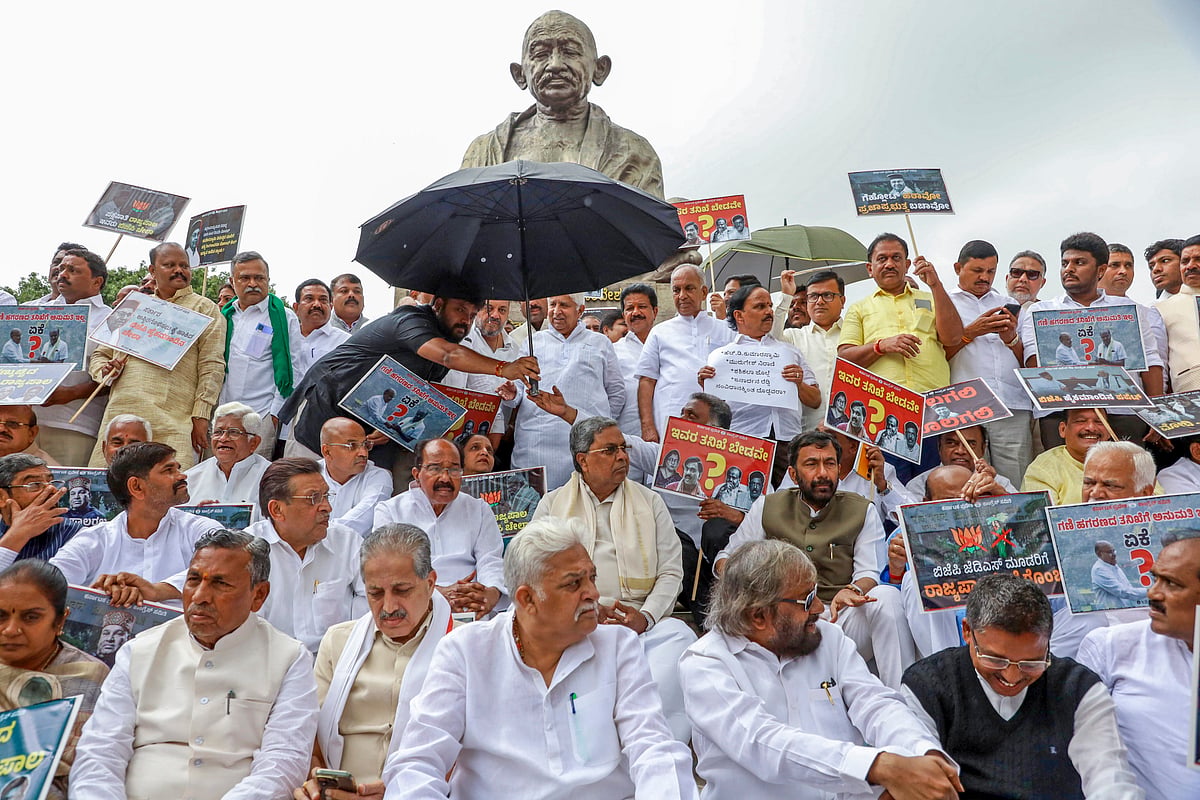 कर्नाटक: कांग्रेस ने राज्यपाल के खिलाफ ‘राज भवन चलो’ मार्च निकाला, गहलोत को ज्ञापन सौंपा