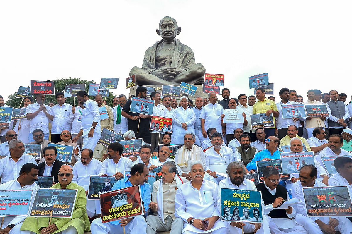 कर्नाटक: कांग्रेस ने राज्यपाल के खिलाफ ‘राज भवन चलो’ मार्च निकाला, गहलोत को ज्ञापन सौंपा