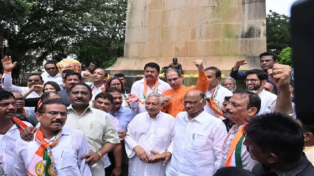 उद्धव ने शिवाजी की प्रतिमा ढहने को बताया अक्षम्य, पवार ने भ्रष्टाचार का आरोप लगाया