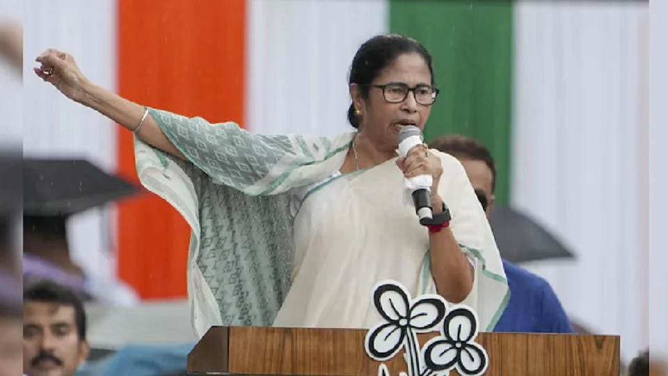 BJP को सत्ता से दूर रखने की कीमत चुका रहा है बंगाल?
