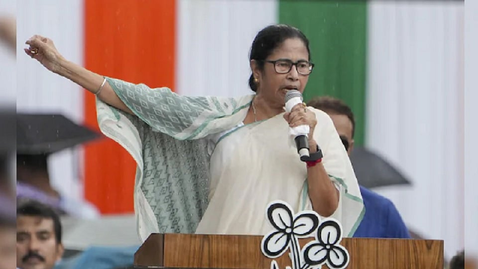 BJP को सत्ता से दूर रखने की कीमत चुका रहा है बंगाल?