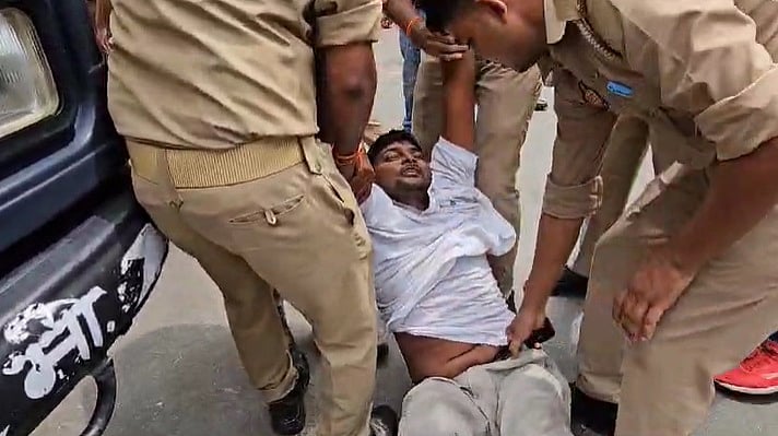 लखनऊ: 69,000 शिक्षक भर्ती मामले को लेकर प्रदर्शनकारियों ने किया केशव प्रसाद मौर्य के घर का घेराव, पुलिस से हुई झड़प 