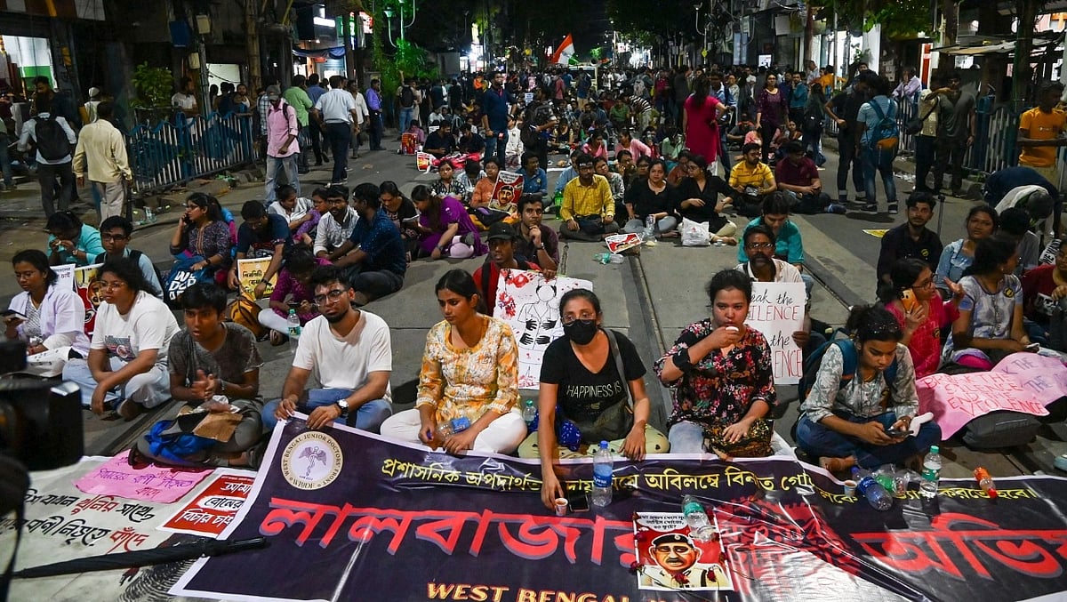 कोलकाता: पुलिस के साथ सीबीआई से भी गुस्सा हैं जूनियर डॉक्टर, पुलिस कमिश्नर के इस्तीफे की मांग पर रात भर धरना