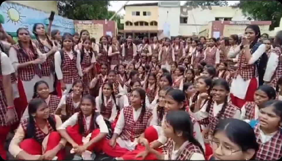 भोपाल के स्कूल में बदसलूकी के खिलाफ छात्राओं ने काटा बवाल, तोड़फोड़ और हंगामे के बाद महिला प्रशासक को हटाया गया