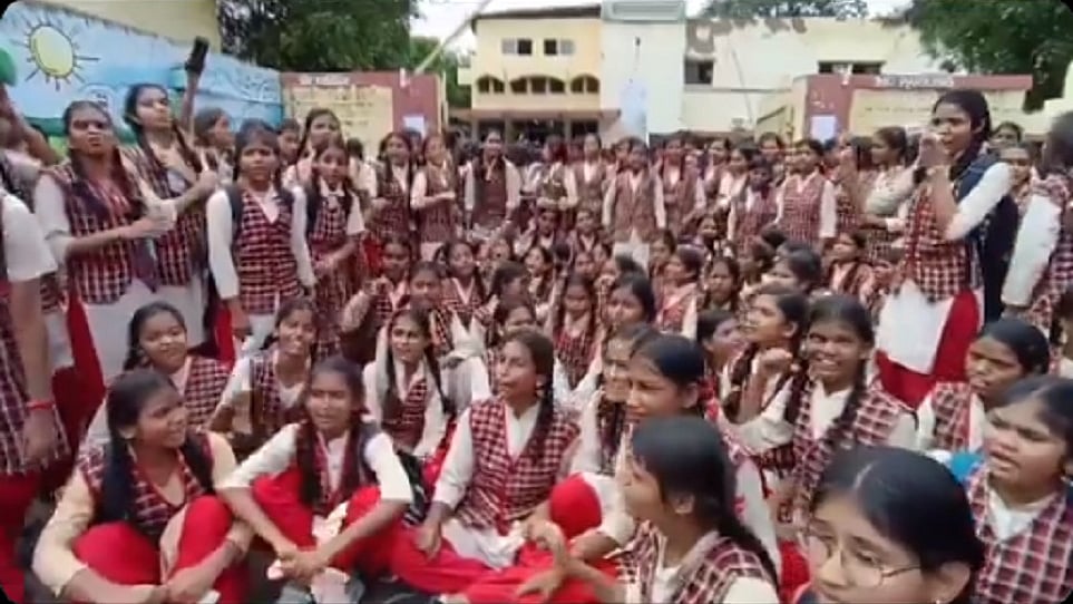 भोपाल के स्कूल में बदसलूकी के खिलाफ छात्राओं ने काटा बवाल, हंगामे के बाद महिला प्रशासक को हटाया गया